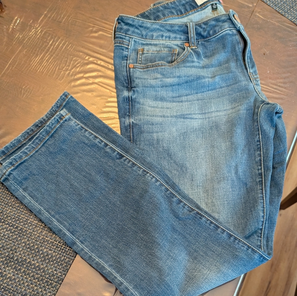 Cabi Boyfriend Style Jeans. Size 6. Like New. Distressed Look.